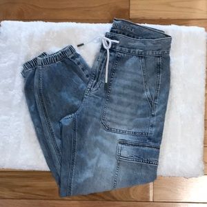 American Eagle -cargo jogger jean. Zips & buttons with draw string